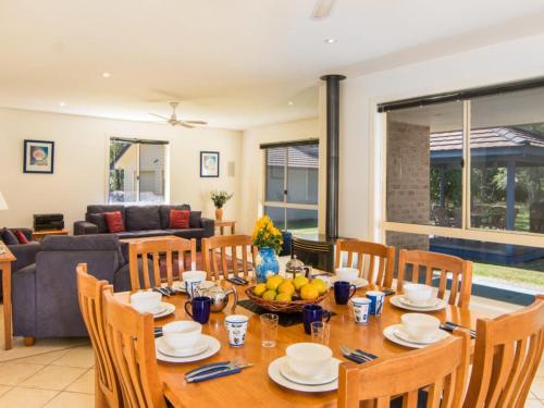 Boomerang Hideaway - at Tranquil acreage in Boomerang Beach