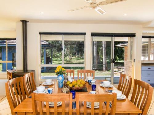 Boomerang Hideaway - at Tranquil acreage in Boomerang Beach