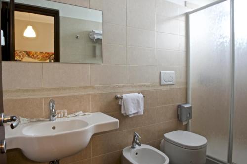 Hotel Ristorante Centosedici Room Type - Family Room (2 Adults + 2 Children)