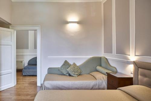 1 queen bed, 1 sofa bed