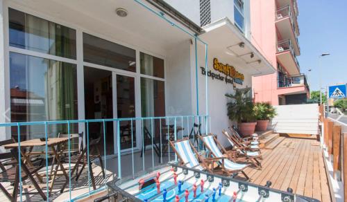 ระเบียง/ชานเรือน, Sunflower Beach Backpacker Hostels & Bar-NEW in ริมินี