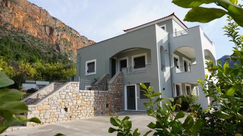  Giorgo's Luxury Apartment in Leonidi