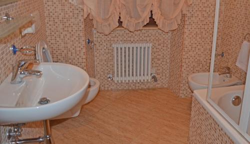 Double or Twin Room image 8