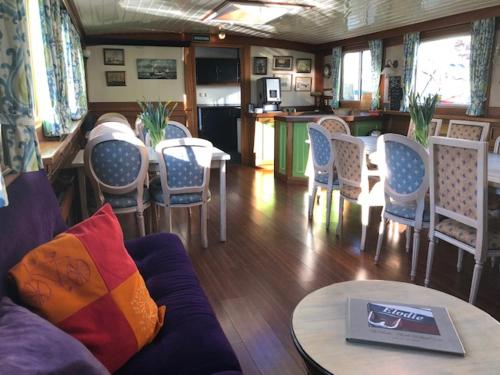 Botel Elodie – Amsterdam, NY