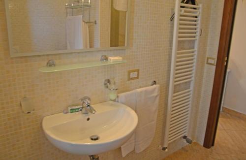 Double or Twin Room image 7