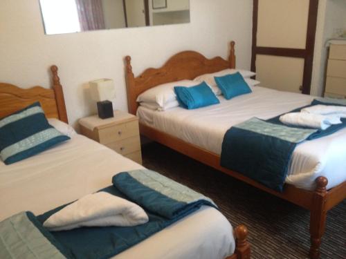 Budget Triple Room with Shared Bathroom - Lower Ground Floor room in Sandpiper Guest House
