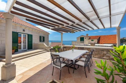 Villa Mir Vami with private pool and just few steps away from the sea Villa Mir Vami Sumartin 21 is conveniently located in the popular Sumartin area. The property features a wide range of facilities to make your stay a pleasant experience. Airport transfer, BBQ facilit