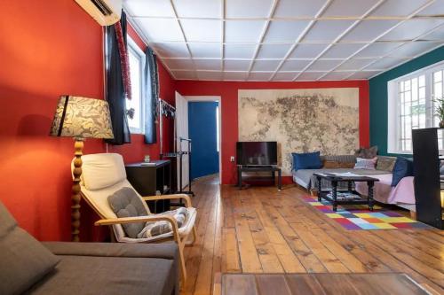 Cool Central Apartment - image 7