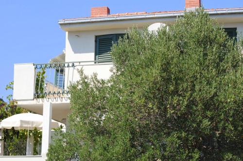 Apartments with a parking space Okrug Gornji Ciovo - 16295 
