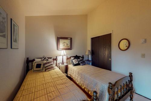 Golf Course Condo (Oaks #4) - image 2