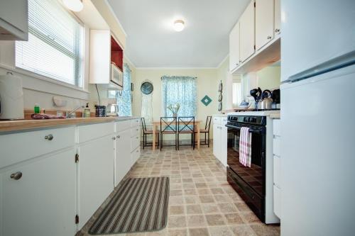 Greenwood Beach Cottage - image 7