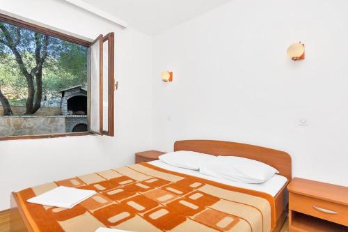 Apartments by the sea Cove Pokrivenik Hvar - 5231 - image 2