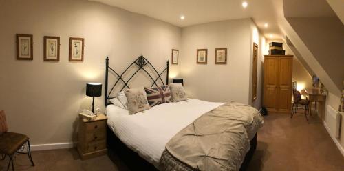 Deluxe Double Room with Private Bathroom