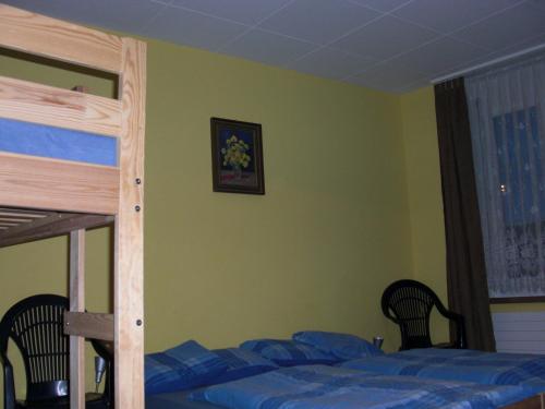 6 twin beds