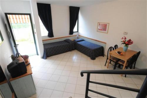 1 queen bed, 2 twin beds