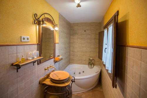 Vannas istaba, Apartamentos Rurales Señora Clara (Apartamentos Rurales Senora Clara) in Arbancón