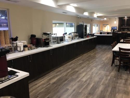 Best Western Town & Country Lodge - image 7
