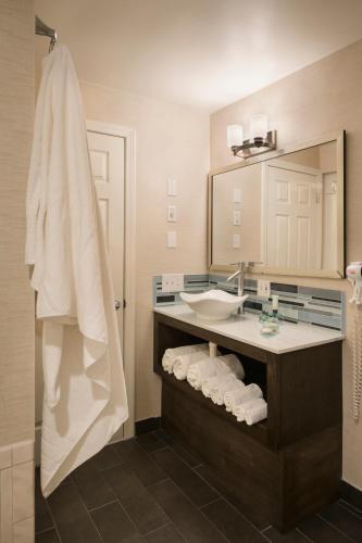 Aqua Blue Hotel - image 9