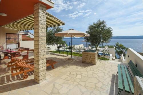 Seaside apartments with a swimming pool Marusici Omis - 10009 - image 3