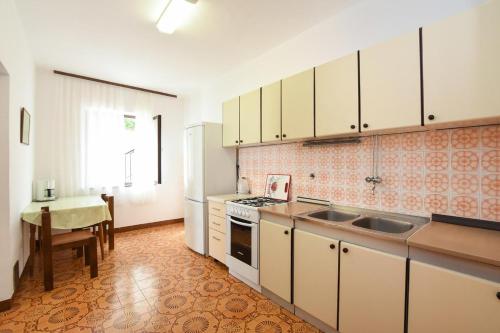 Seaside apartments with a swimming pool Marusici Omis - 10009 - image 4