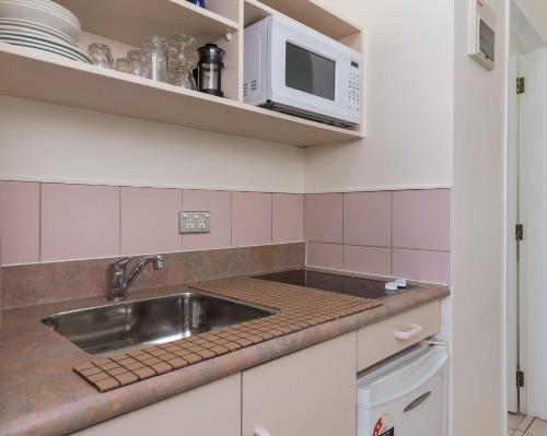 Budget One-Bedroom Alleyway Suite with Bath image 7