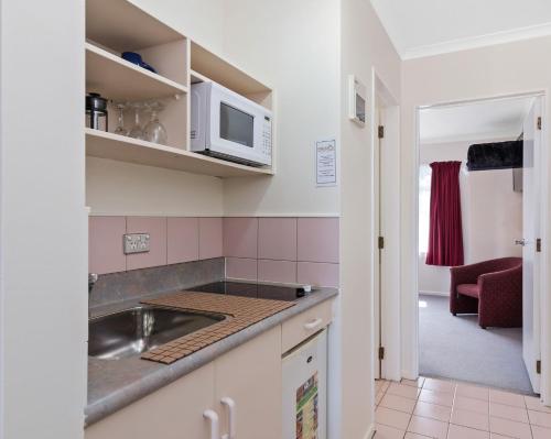 Budget One-Bedroom Alleyway Suite with Bath image 6