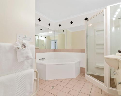 Budget One-Bedroom Alleyway Suite with Bath image 8