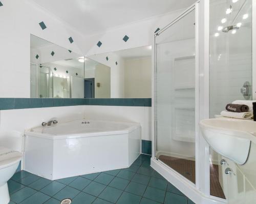 Budget One-Bedroom Alleyway Suite with Bath