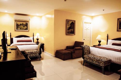 1 king bed, 1 double bed