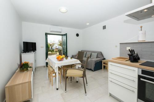 One-Bedroom Apartment image 5
