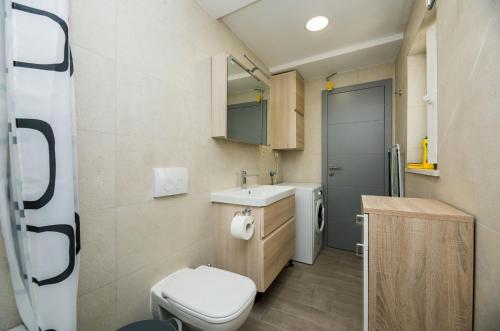 One-Bedroom Apartment image 3