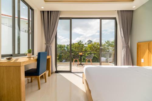 Double Room with Balcony image 4