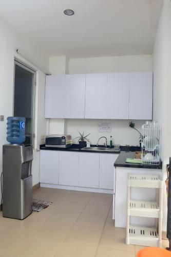 Kitchen, Footprints Xperience Hostel in Lingsar