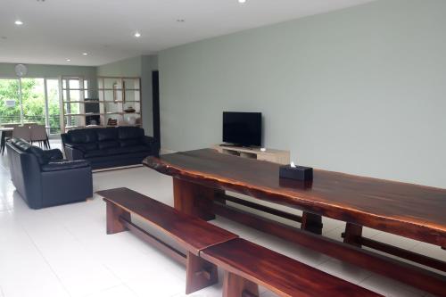 Shared lounge/TV area, Footprints Xperience Hostel in Lingsar