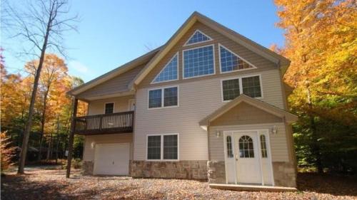 Mt. Maplewood Chalet in Pocono Lake, USA