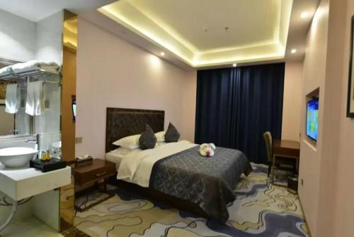 Dunhuang Dasheng Vacation Hotel Stop at Dunhuang Dasheng Vacation Hotel to discover the wonders of Dunhuang. The property offers a high standard of service and amenities to suit the individual needs of all travelers. Service-minded 