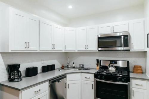 Best Deal 2BR Apt Near Restaurants Starbucks - image 8