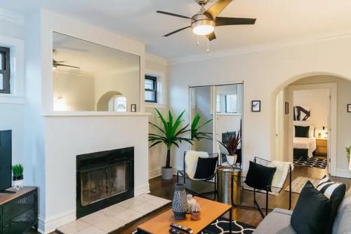 Best Deal 2BR Apt Near Restaurants Starbucks - image 8