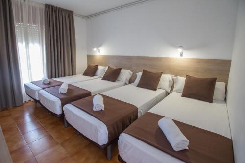 4 twin beds