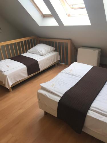 1 double bed, 1 twin bed, 2 sofa beds