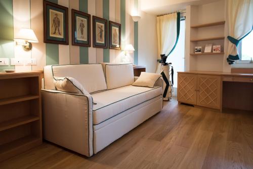 1 queen bed, 2 sofa beds