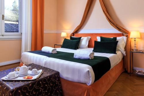 Hotel Villa Carlotta - Tap to explore photos