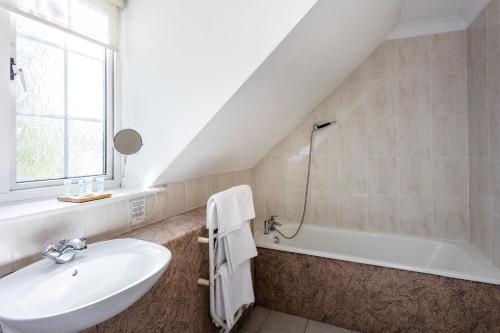 Roydon Marina Village Hotel - image 2