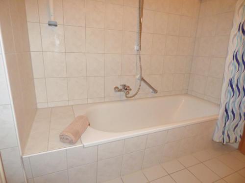 2 bedrooms, 3 beds