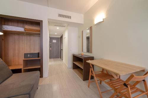 Double or Twin Room image 4