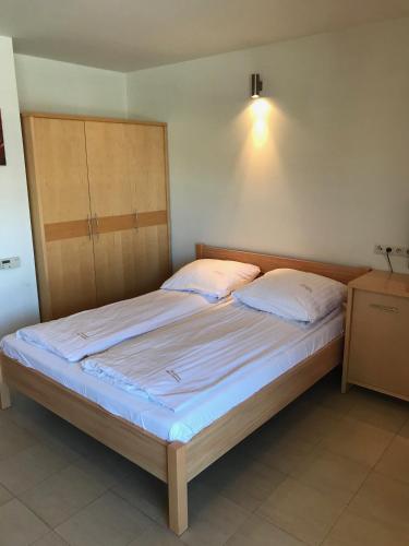 1 queen bed, 1 sofa bed