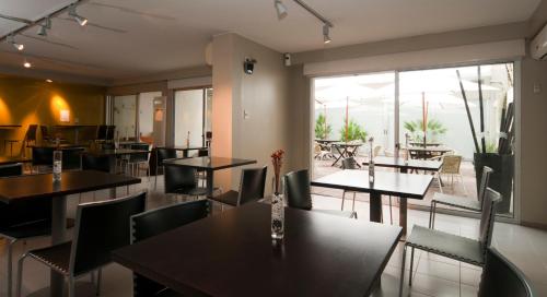 ห้องส่วนกลางสำหรับนั่งเล่น/ดูทีวี, Punta Trouville Hotel in มอนเตวิเดโอ