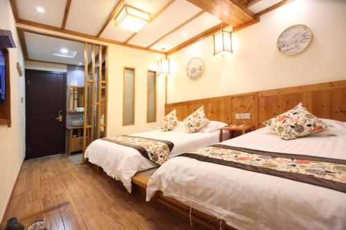 Putuo Mountain Jingya Guesthouse Putuo Mountain Jingya Guesthouse is conveniently located in the popular Putuo area. Featuring a satisfying list of amenities, guests will find their stay at the property a comfortable one. Service-min