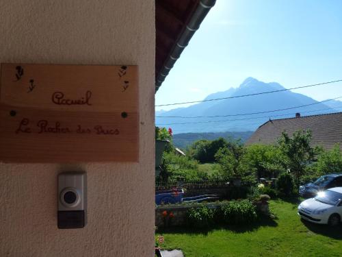 Le Rocher des Ducs, vue sur montagne avec parking voiture et motos