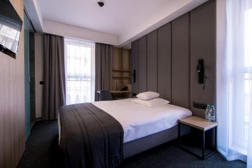 Bulvar Hotel - image 5